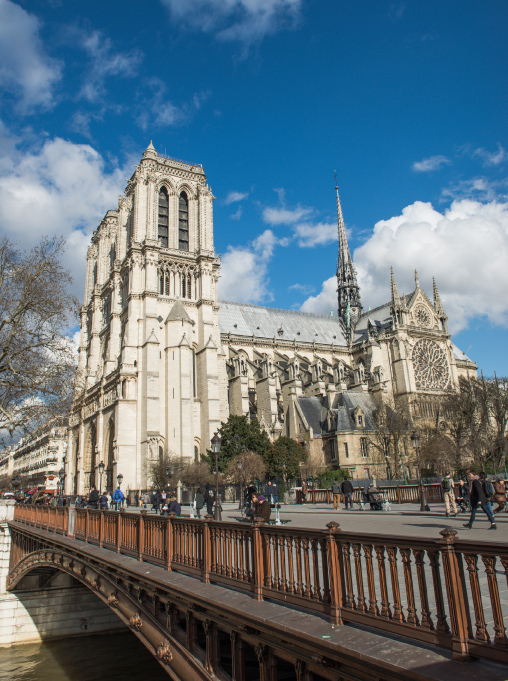 Séance famille, la mère et ses 3 filles, photo extérieure, Notre Dame, Paris